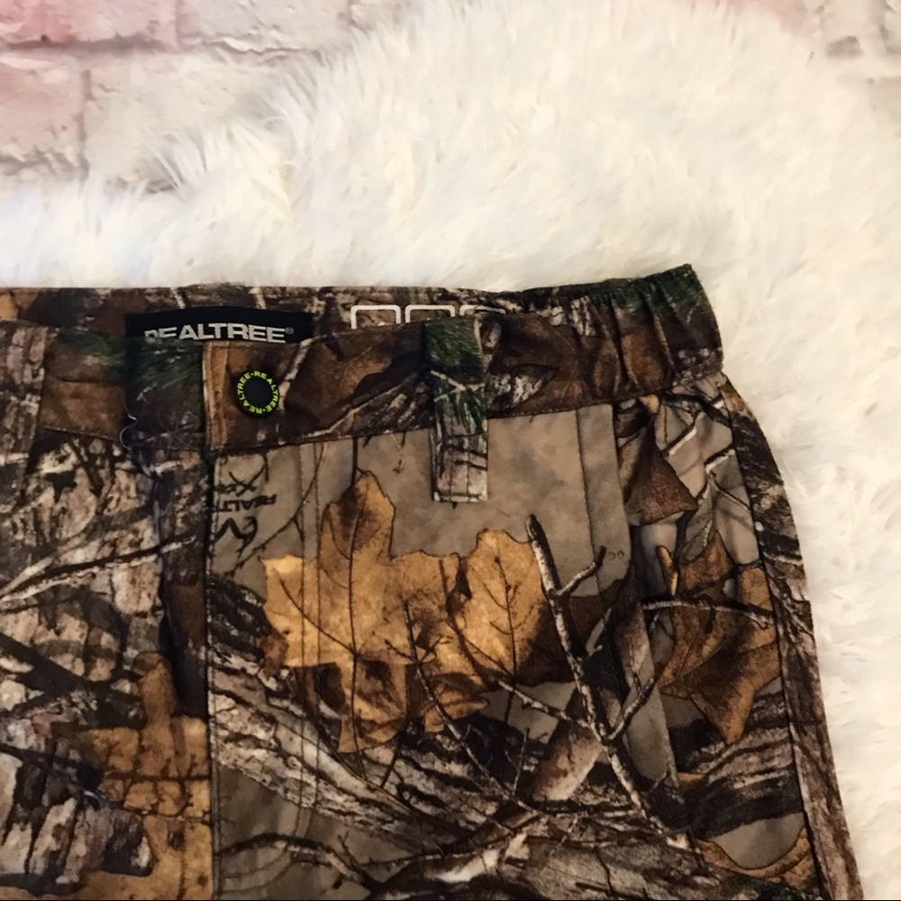 Realtree camo pants.